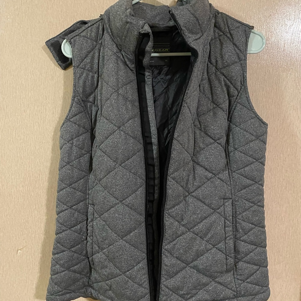 Puff vest with detachable hood